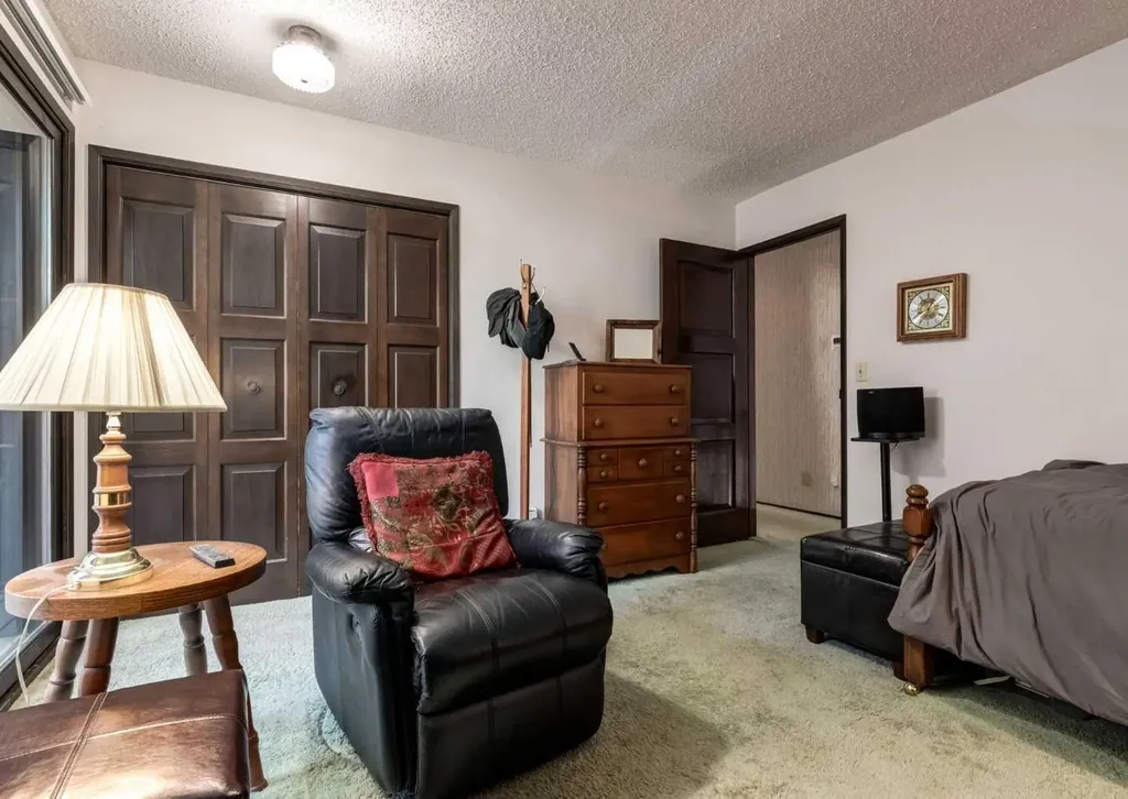 268 Pump Hill Gardens SW Calgary AB T2V 4M6