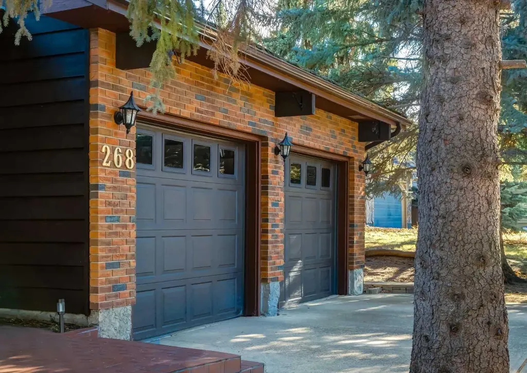 268 Pump Hill Gardens SW Calgary AB T2V 4M6