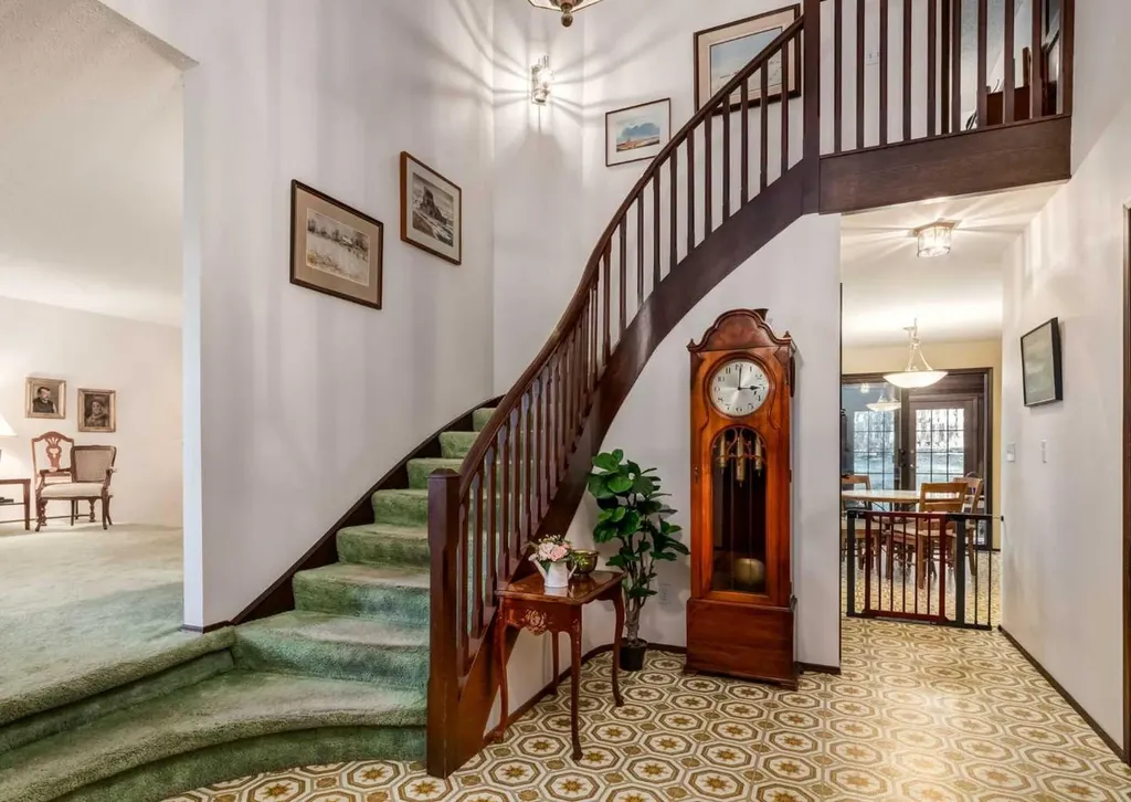 268 Pump Hill Gardens SW Calgary AB T2V 4M6