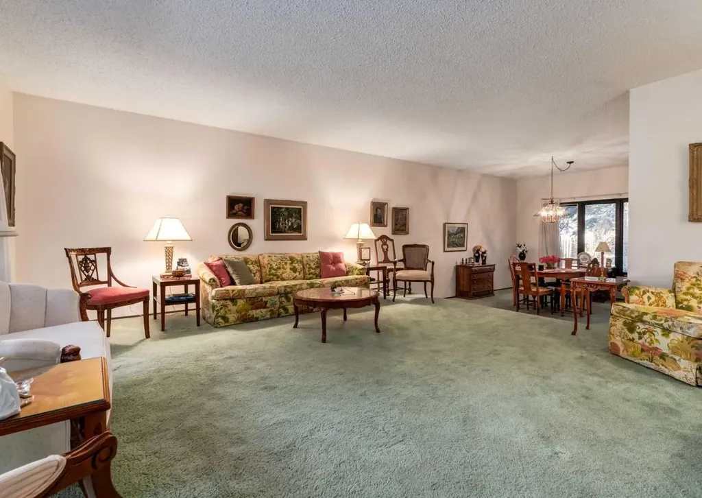 268 Pump Hill Gardens SW Calgary AB T2V 4M6