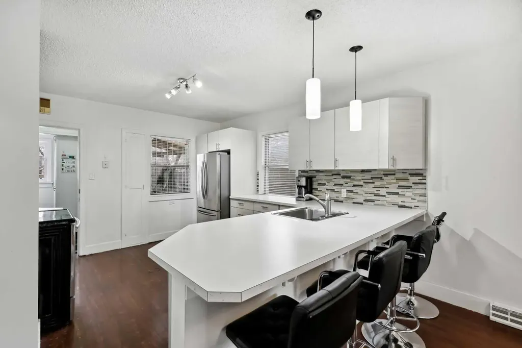 230 8a Street NE Calgary AB T2E 4J1