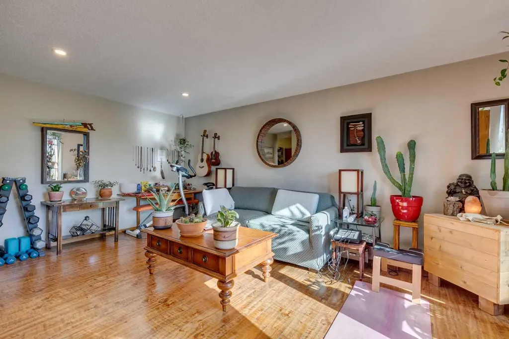 810 Drury Avenue NE Calgary AB T2E0M2