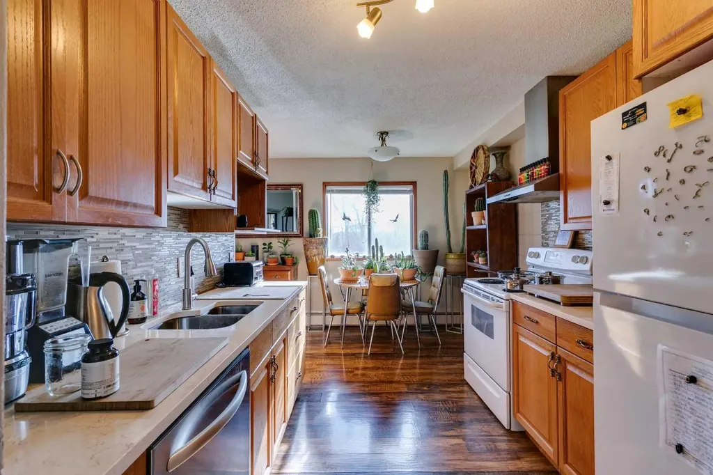 810 Drury Avenue NE Calgary AB T2E0M2