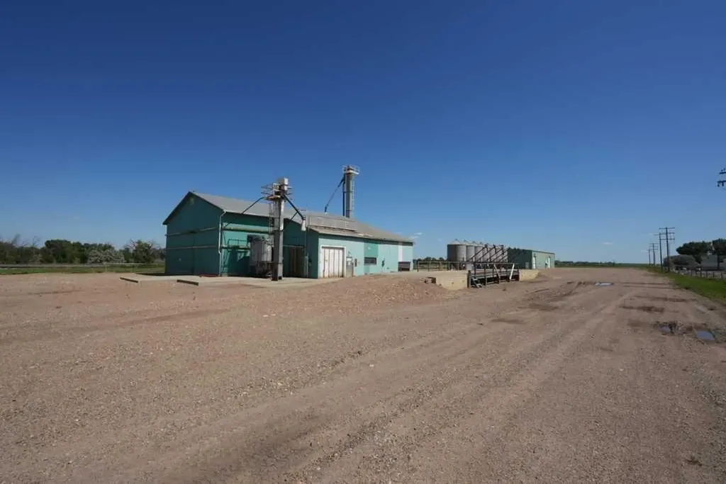 184075 7 Street E Rural Newell County Of AB T1R 1B4