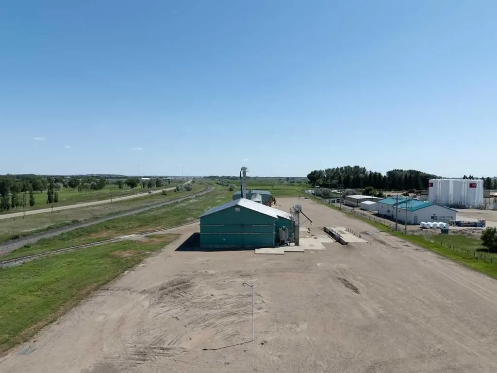 184075 7 Street E Rural Newell County Of AB T1R 1B4