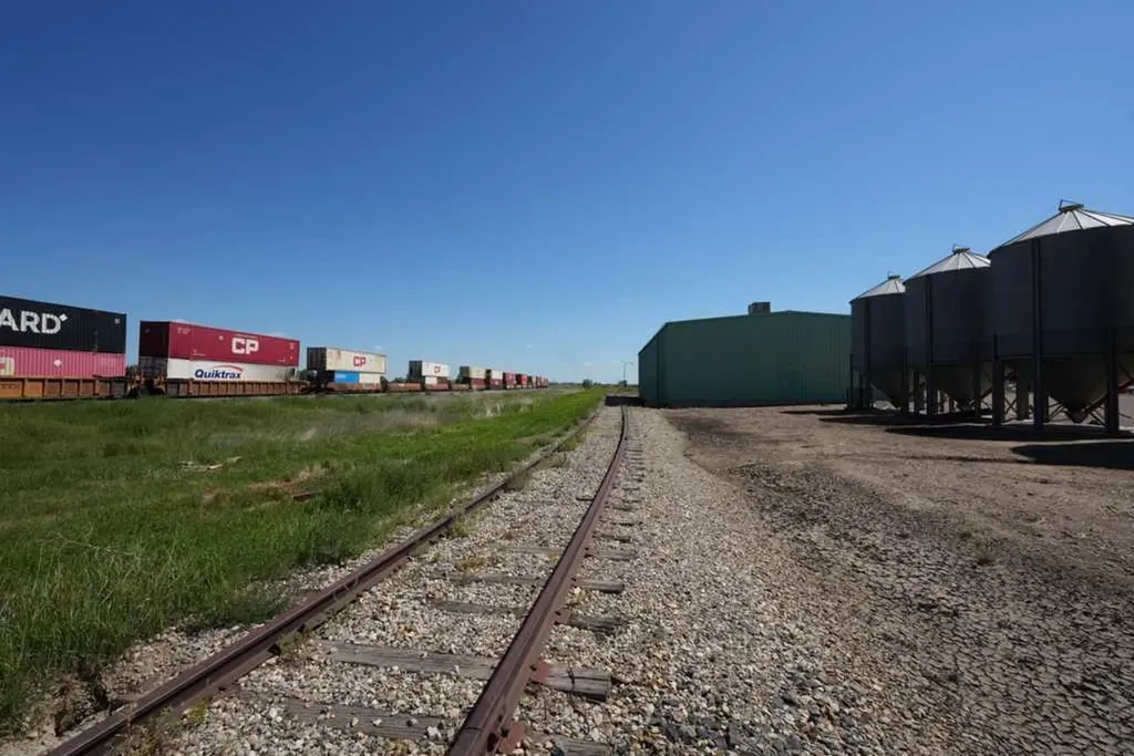 184075 7 Street E Rural Newell County Of AB T1R 1B4
