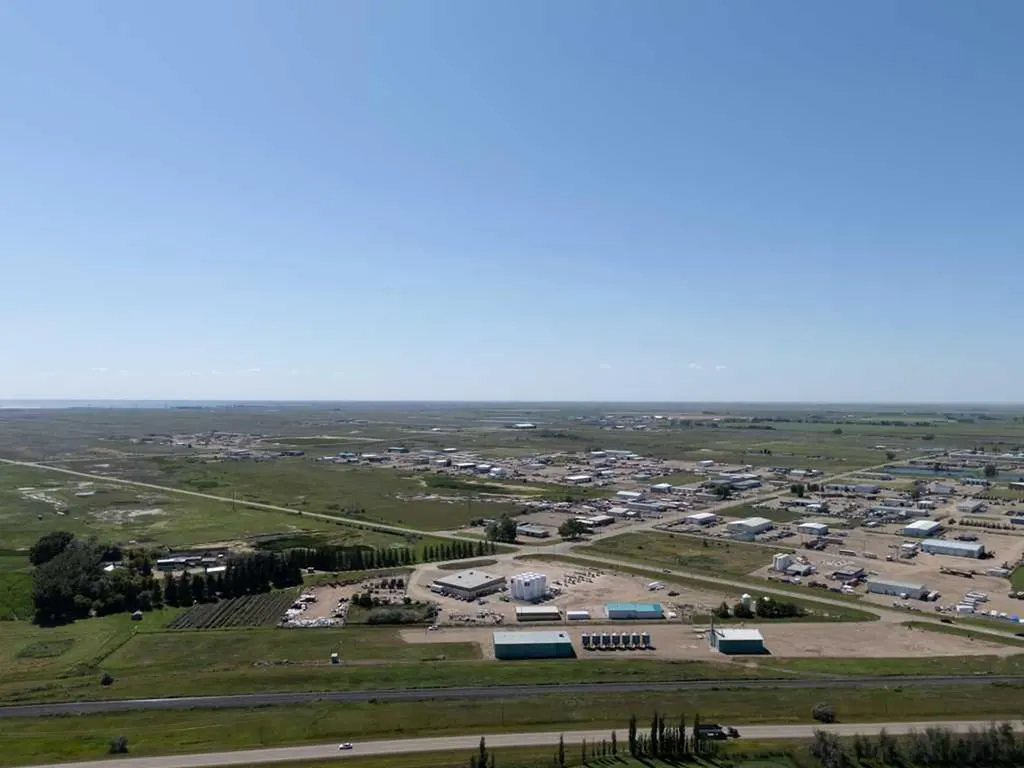 184075 7 Street E Rural Newell County Of AB T1R 1B4