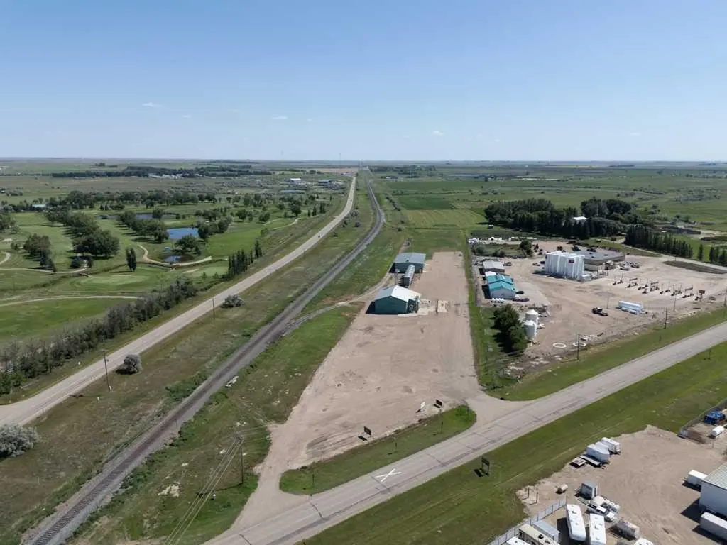 184075 7 Street E Rural Newell County Of AB T1R 1B4