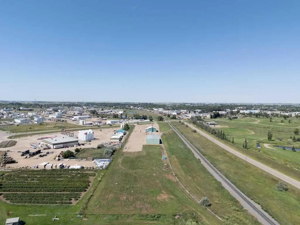 184075 7 Street E Rural Newell County Of AB T1R 1B4