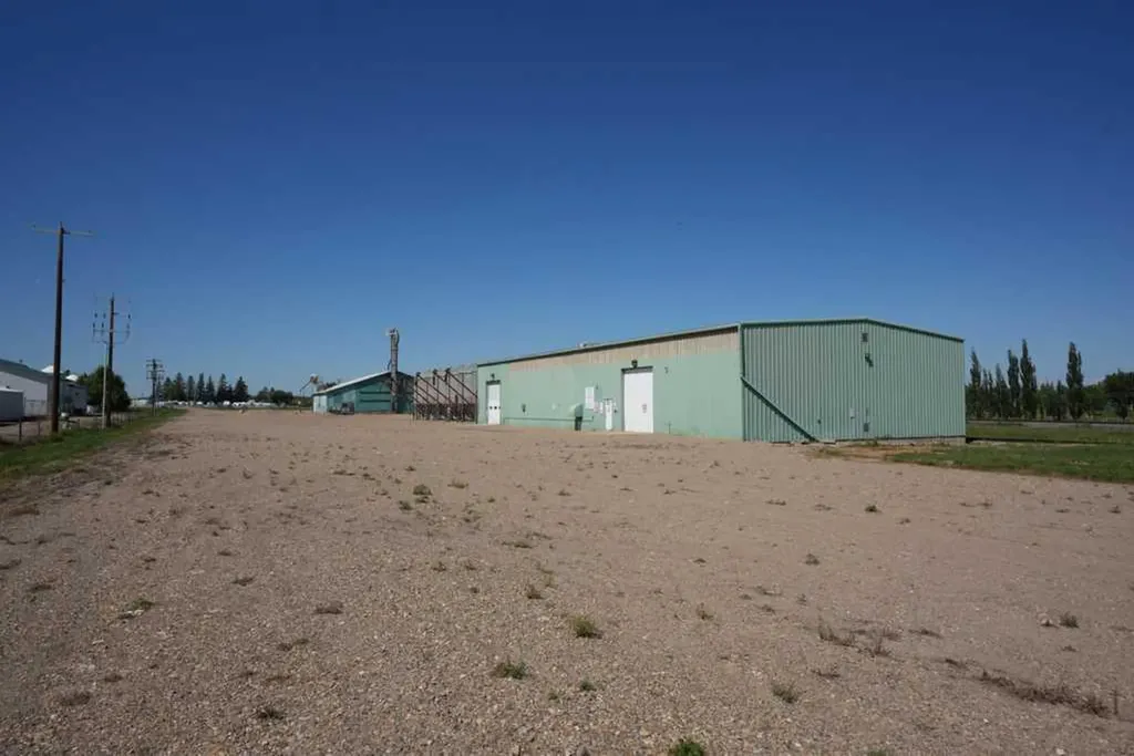 184075 7 Street E Rural Newell County Of AB T1R 1B4