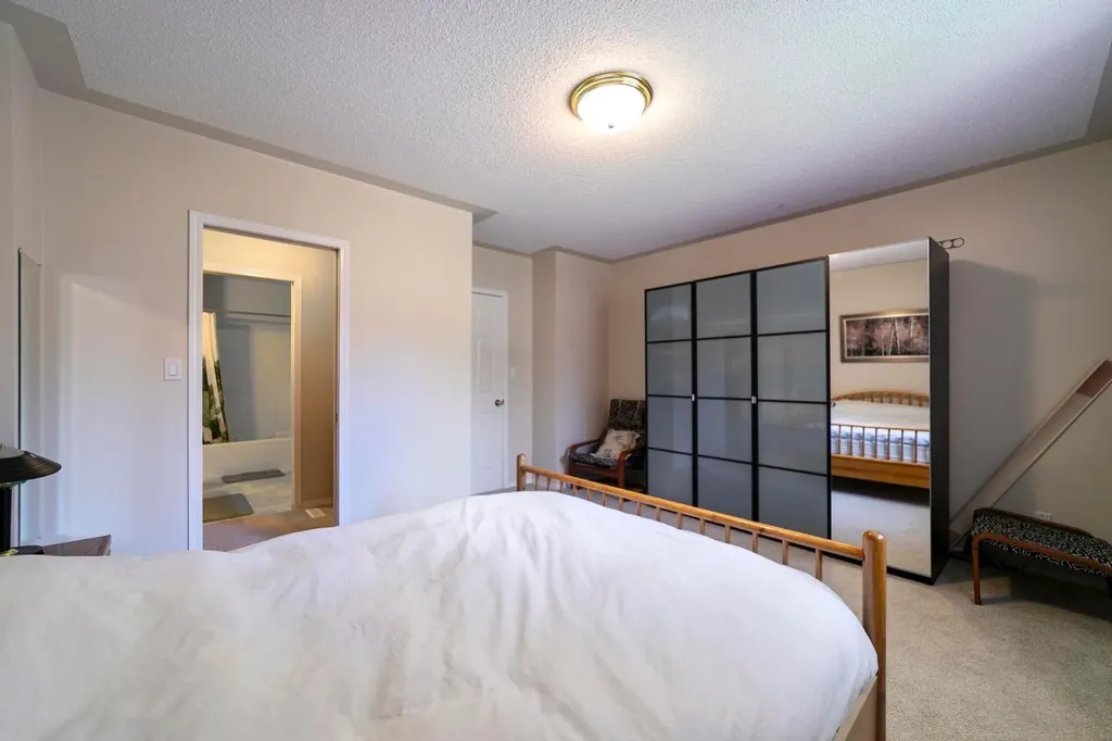 5014 56 Street Camrose AB T4V 2C9