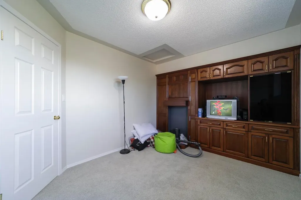 5014 56 Street Camrose AB T4V 2C9