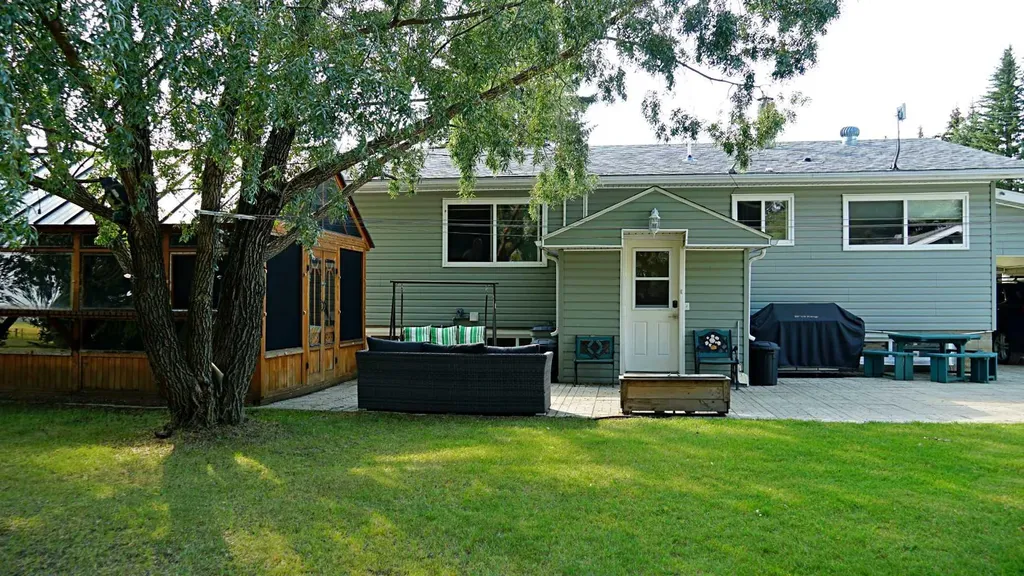 101 2nd Street E Derwent AB T0B 1C0