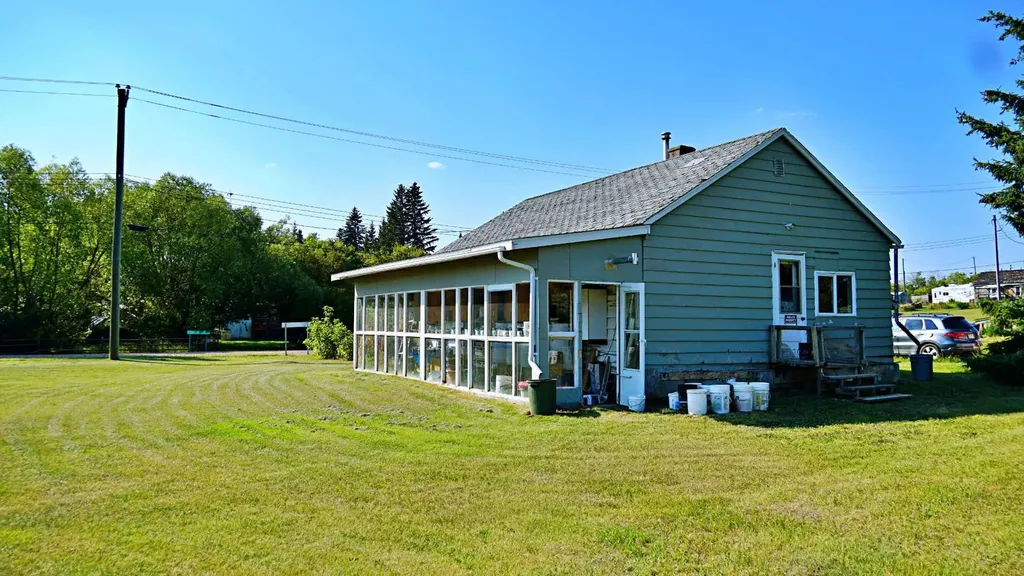 101 2nd Street E Derwent AB T0B 1C0