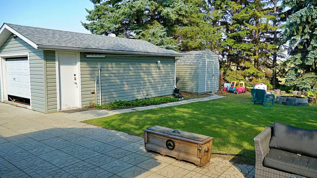 101 2nd Street E Derwent AB T0B 1C0