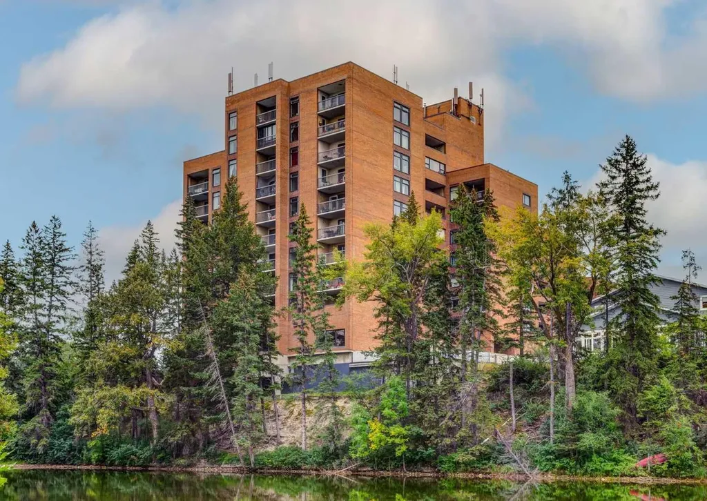 8604 48 Avenue NW Calgary AB T3B 5E6