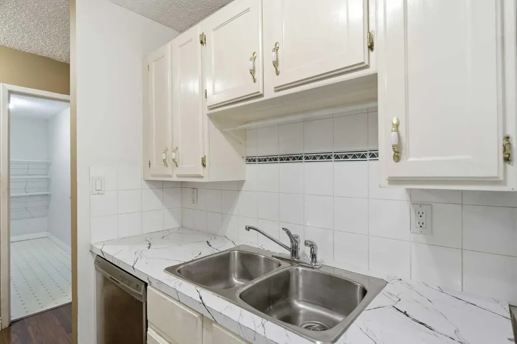 8604 48 Avenue NW Calgary AB T3B 5E6