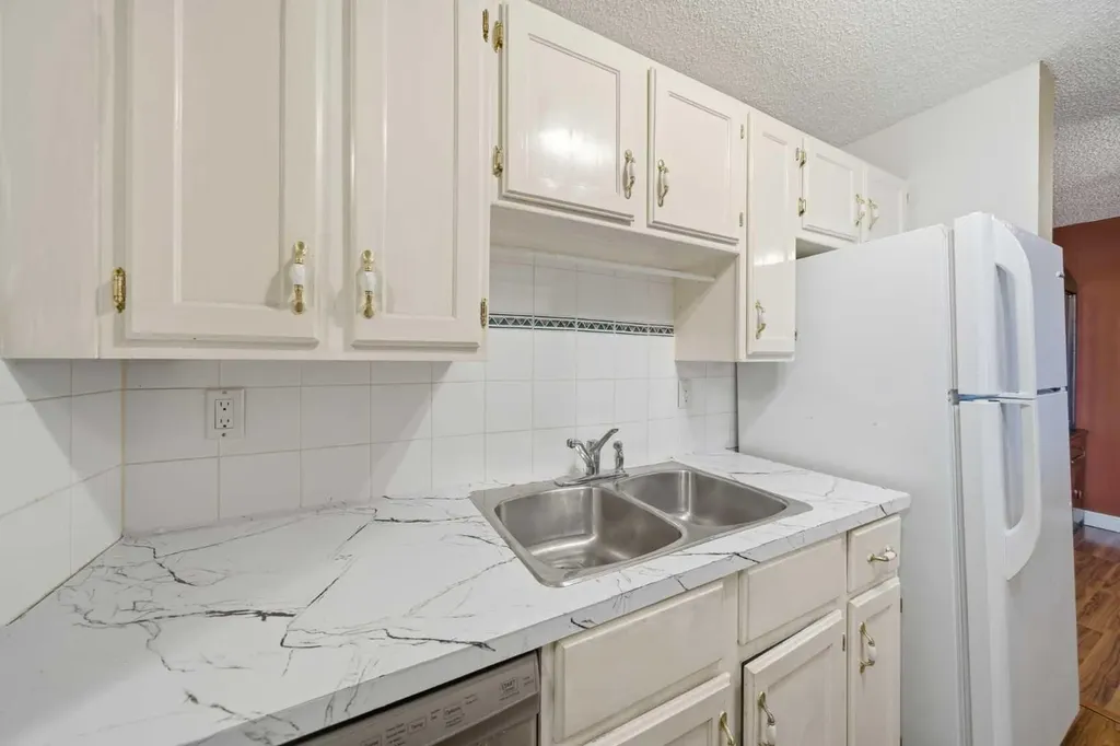 8604 48 Avenue NW Calgary AB T3B 5E6