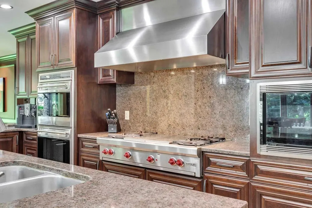 40 Eagle Ridge Place SW Calgary AB T2V 2V8