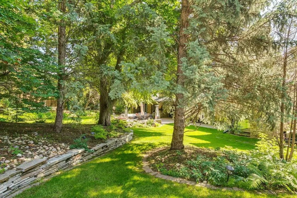 40 Eagle Ridge Place SW Calgary AB T2V 2V8