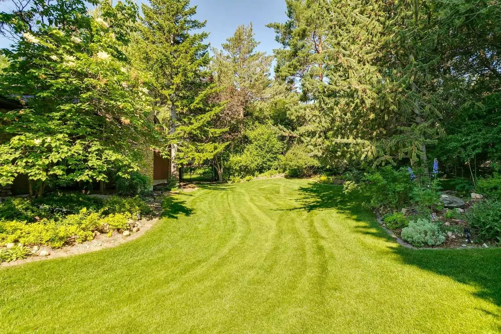 40 Eagle Ridge Place SW Calgary AB T2V 2V8