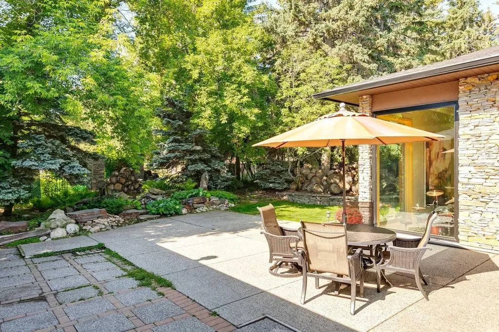 40 Eagle Ridge Place SW Calgary AB T2V 2V8