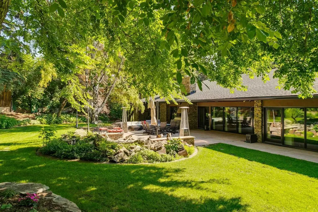 40 Eagle Ridge Place SW Calgary AB T2V 2V8