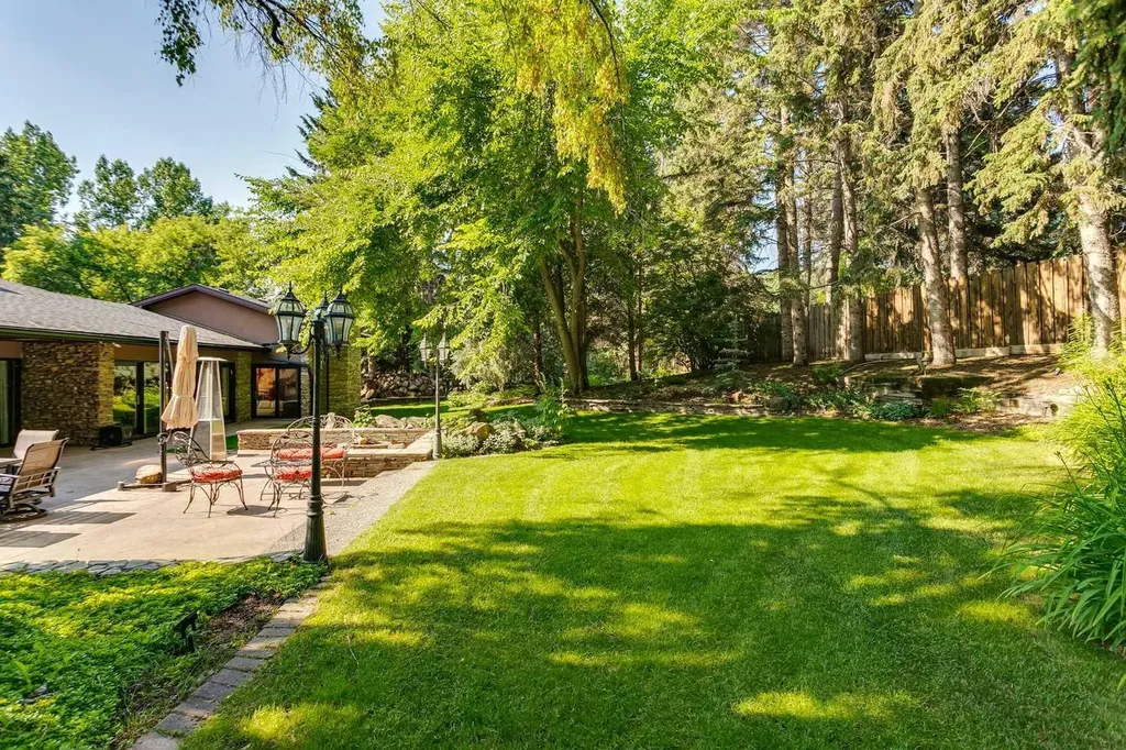 40 Eagle Ridge Place SW Calgary AB T2V 2V8