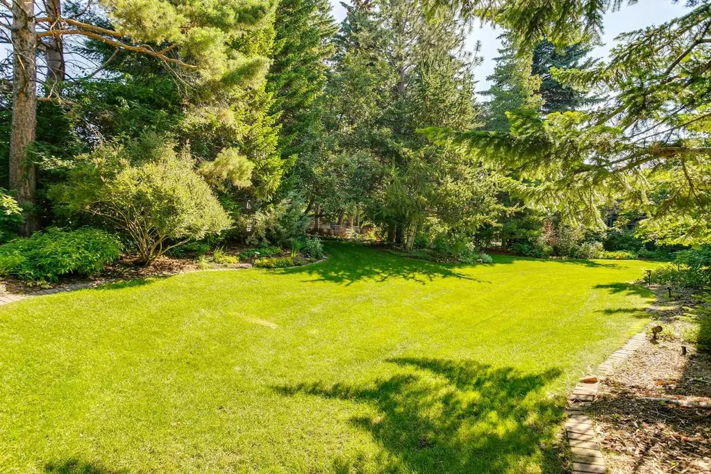 40 Eagle Ridge Place SW Calgary AB T2V 2V8