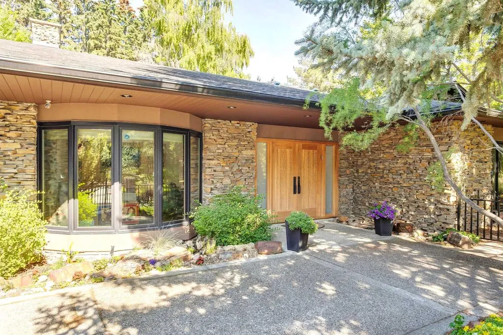 40 Eagle Ridge Place SW Calgary AB T2V 2V8