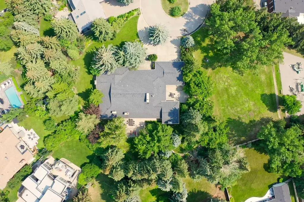 40 Eagle Ridge Place SW Calgary AB T2V 2V8