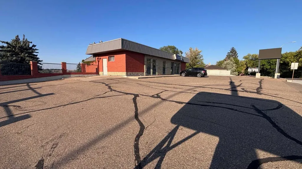 20 3 Street SE Medicine Hat AB T1A0G2