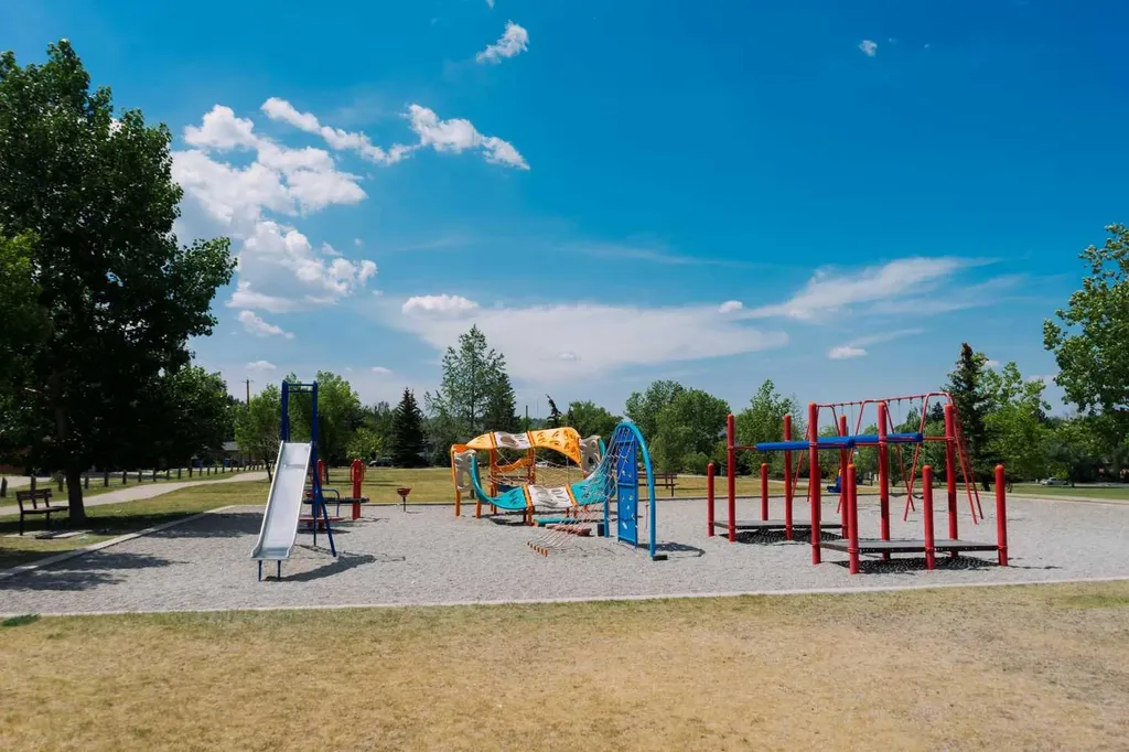 533 32 Street NW Calgary AB T2N 2V8