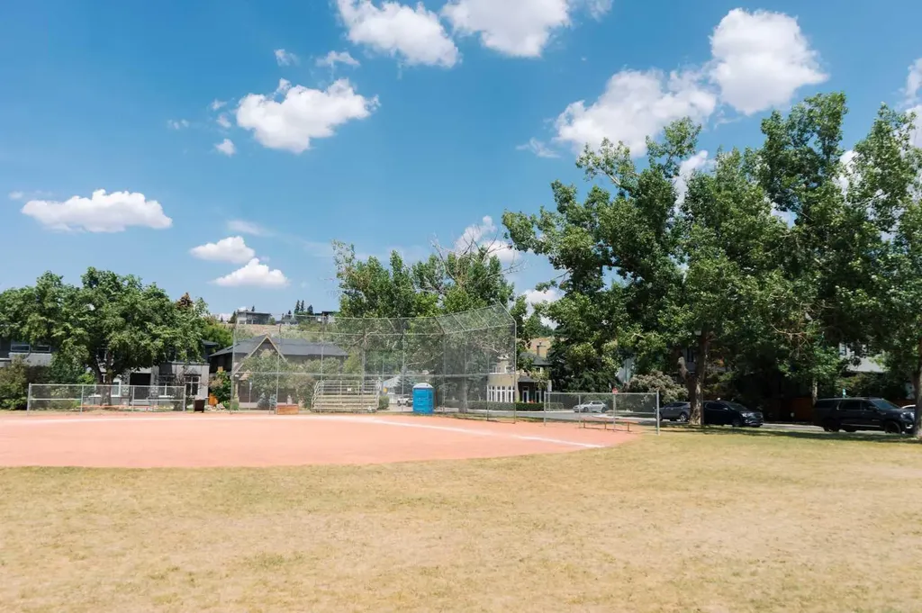 533 32 Street NW Calgary AB T2N 2V8