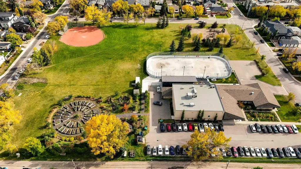 533 32 Street NW Calgary AB T2N 2V8