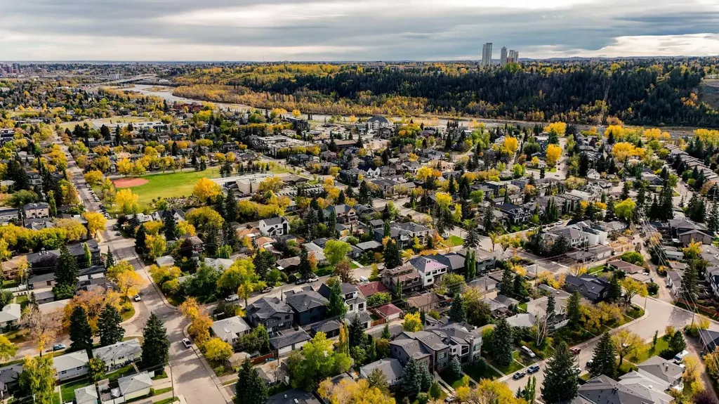 533 32 Street NW Calgary AB T2N 2V8