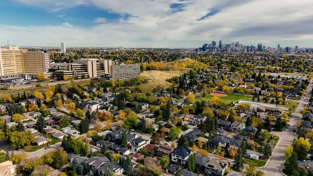 533 32 Street NW Calgary AB T2N 2V8