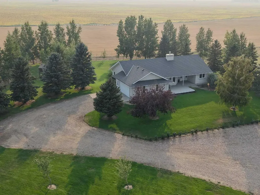 145040 Rge Road 181 Enchant AB T0K 0V0