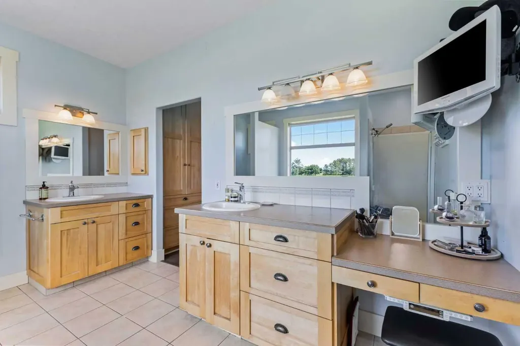 235038 Range Road 253 Rural Wheatland County AB T1P 1J6