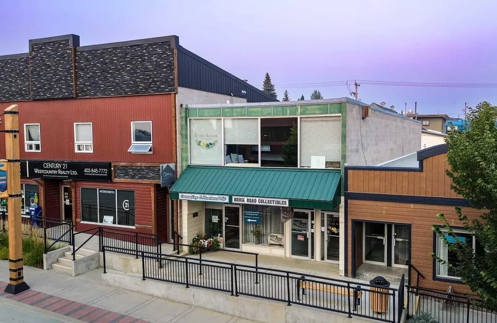 4909, 4911, 4913 50 Street Rocky Mountain House AB T4T 1A6