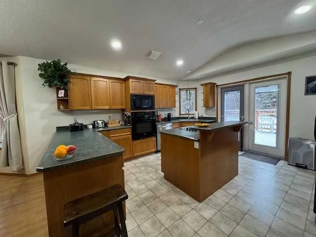 6336 15 Avenue S Edson AB T7E 1S3