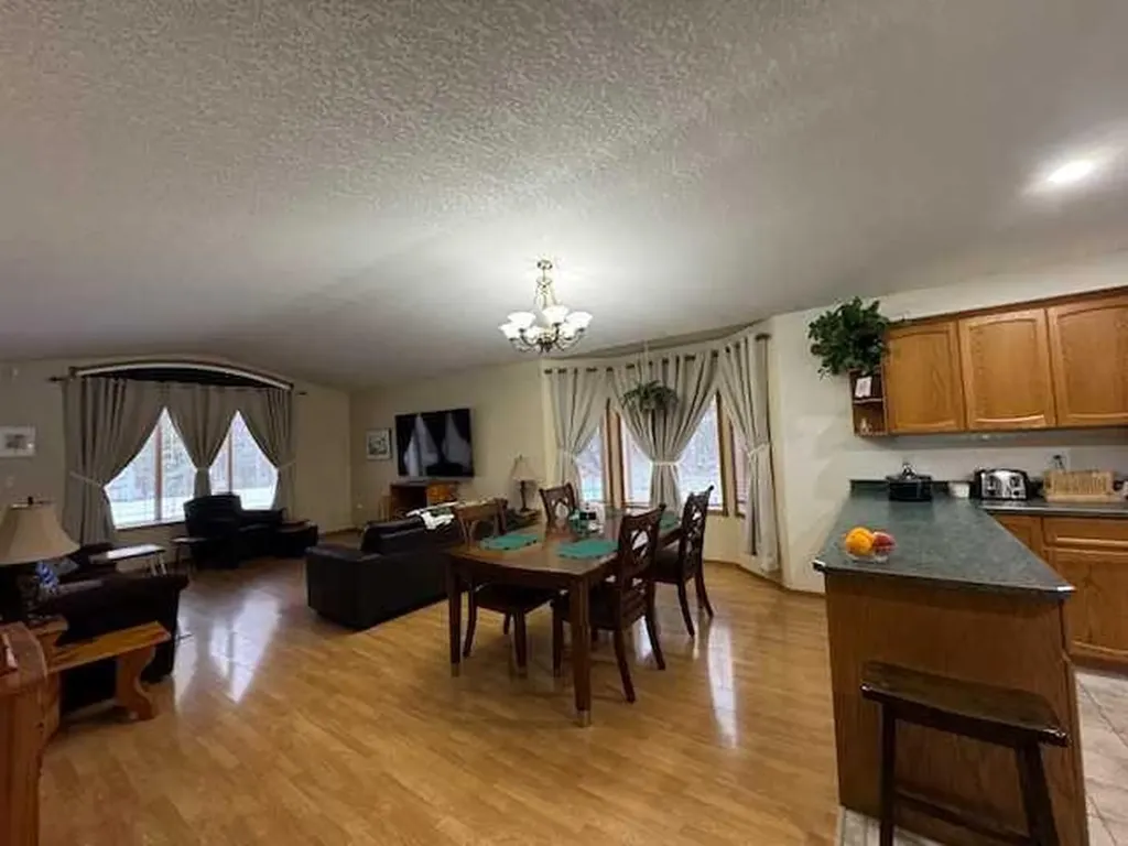 6336 15 Avenue S Edson AB T7E 1S3