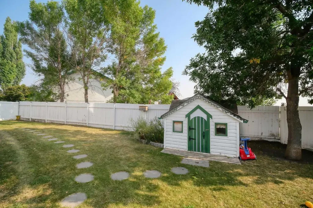 409 9 Street Beiseker AB T0M0G0