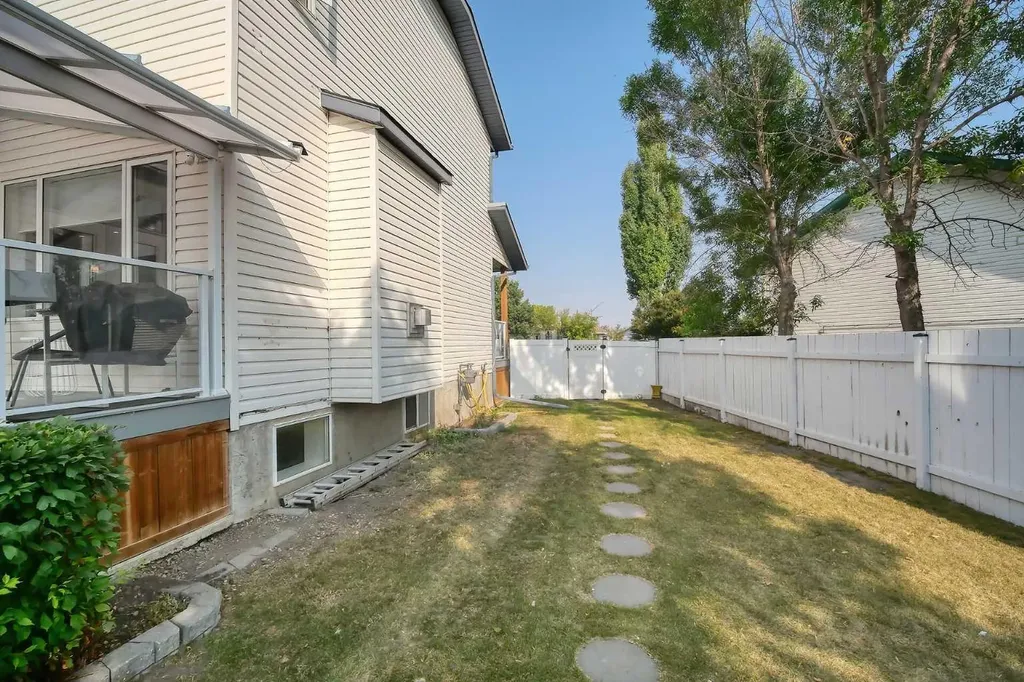 409 9 Street Beiseker AB T0M0G0