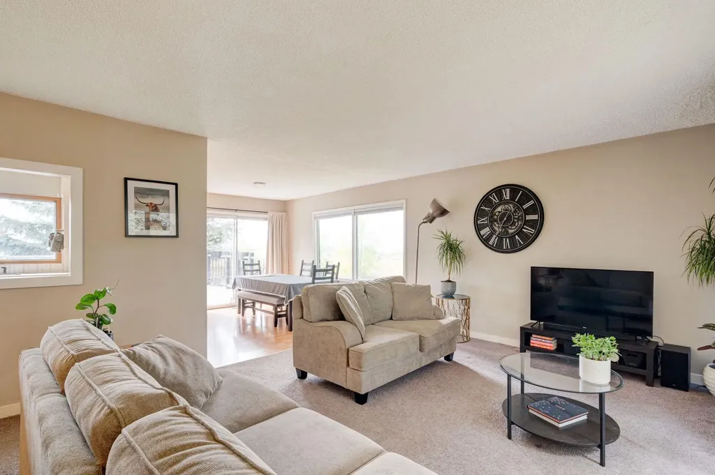 1153 East Lakeview Road Chestermere AB T1X 1B1