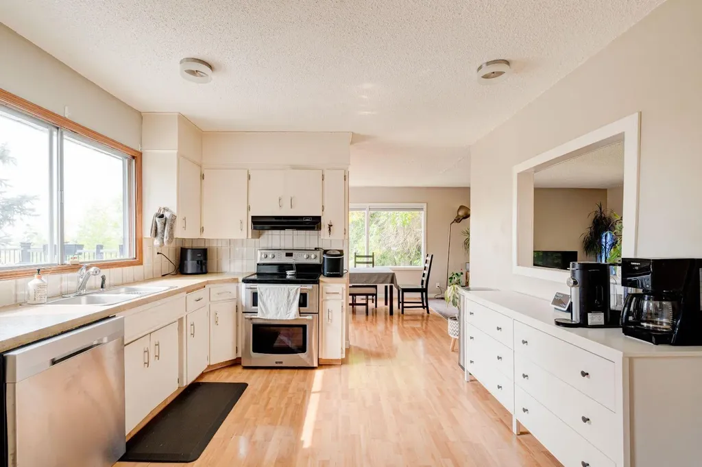 1153 East Lakeview Road Chestermere AB T1X 1B1