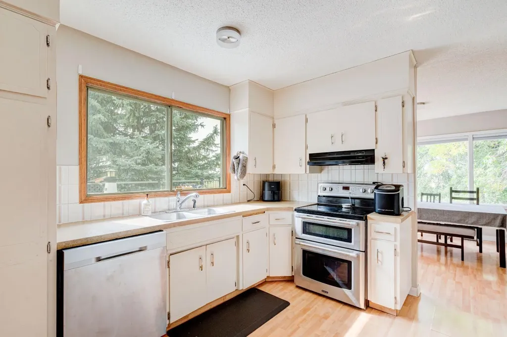 1153 East Lakeview Road Chestermere AB T1X 1B1
