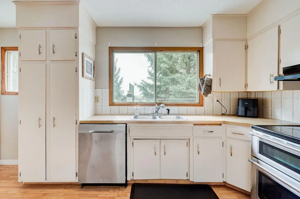 1153 East Lakeview Road Chestermere AB T1X 1B1