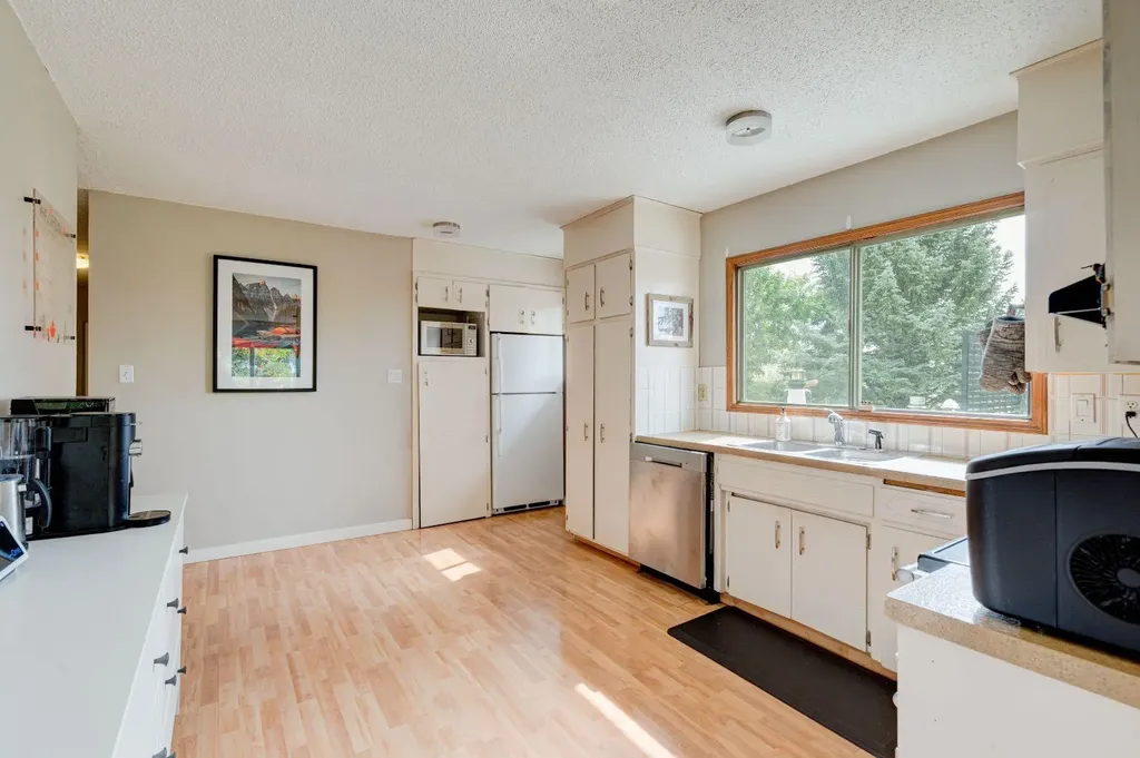 1153 East Lakeview Road Chestermere AB T1X 1B1