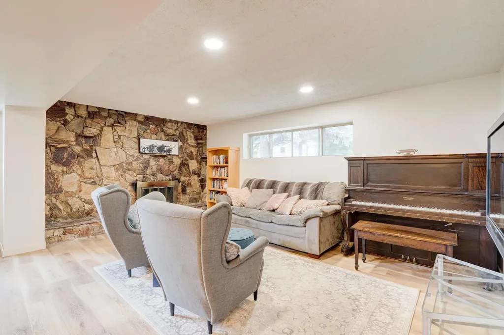1153 East Lakeview Road Chestermere AB T1X 1B1